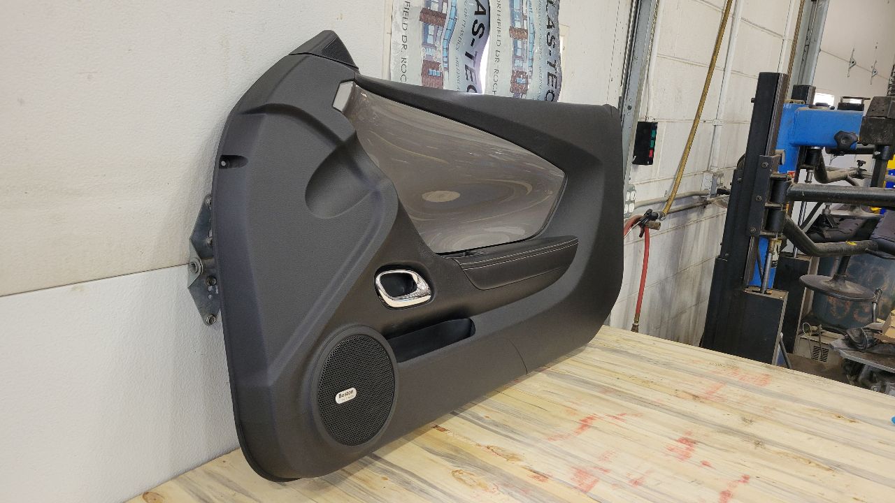 2010 CAMARO RH PASSENGER DOOR PANEL TRIM 30922 - image 4