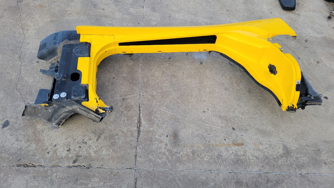 2000 CORVETTE RH ROCKER PANEL SIDE APERTURE YELLOW 30942 - image 1