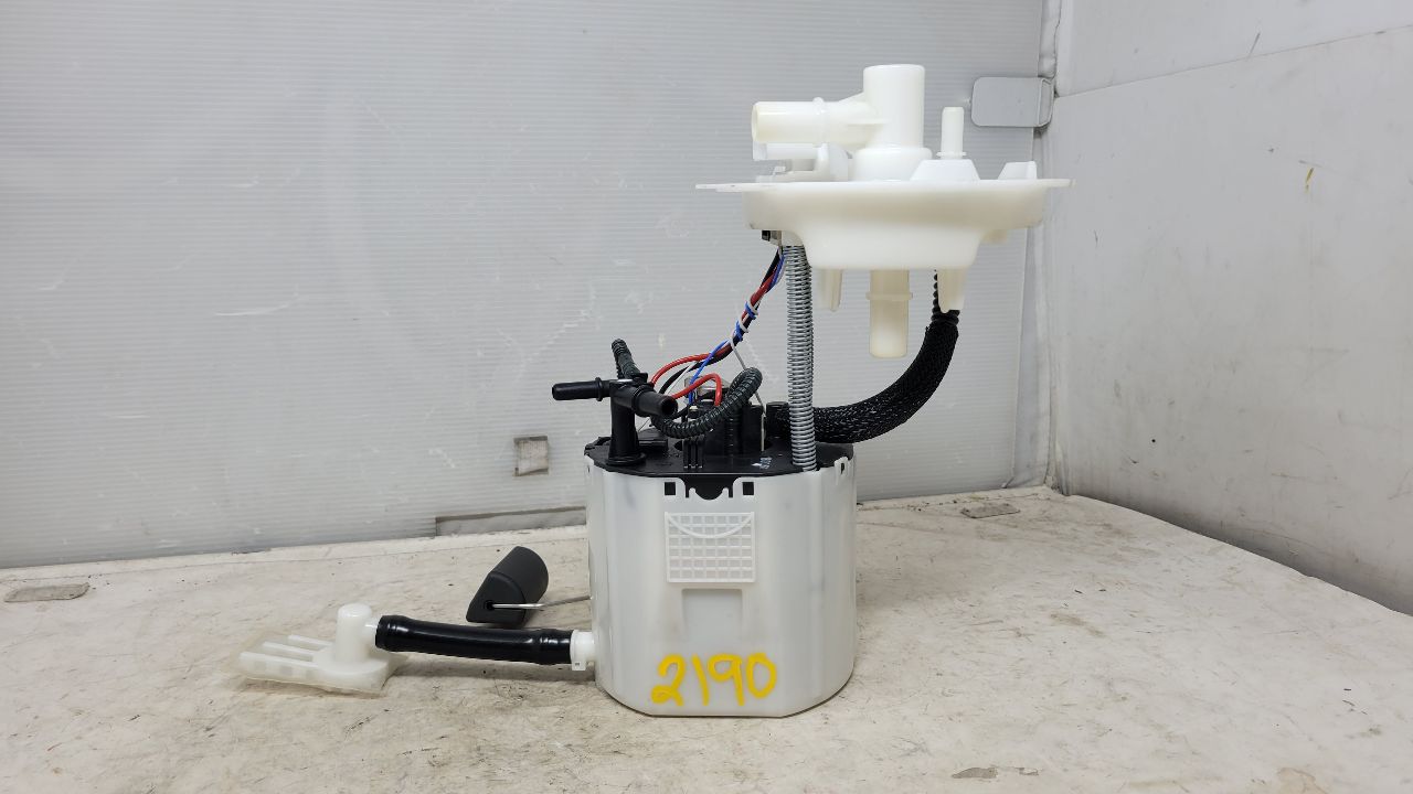 SS 1LE FUEL PUMP 28K MILES 84244659 30997 - image 1