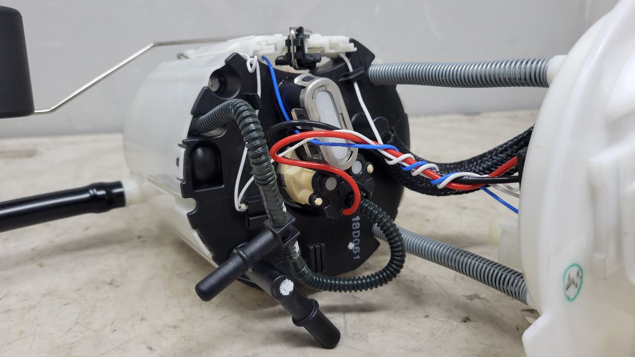SS 1LE FUEL PUMP 28K MILES 84244659 30997 - image 4