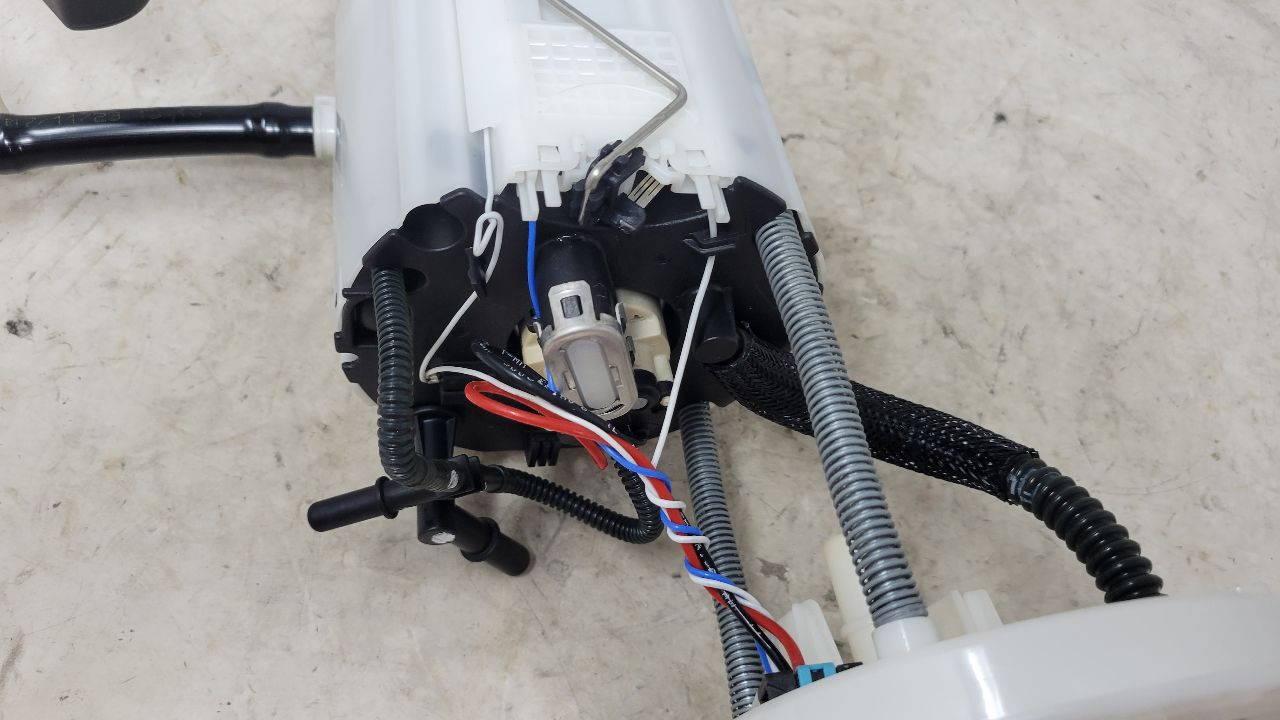 SS 1LE FUEL PUMP 28K MILES 84244659 30997 - image 5