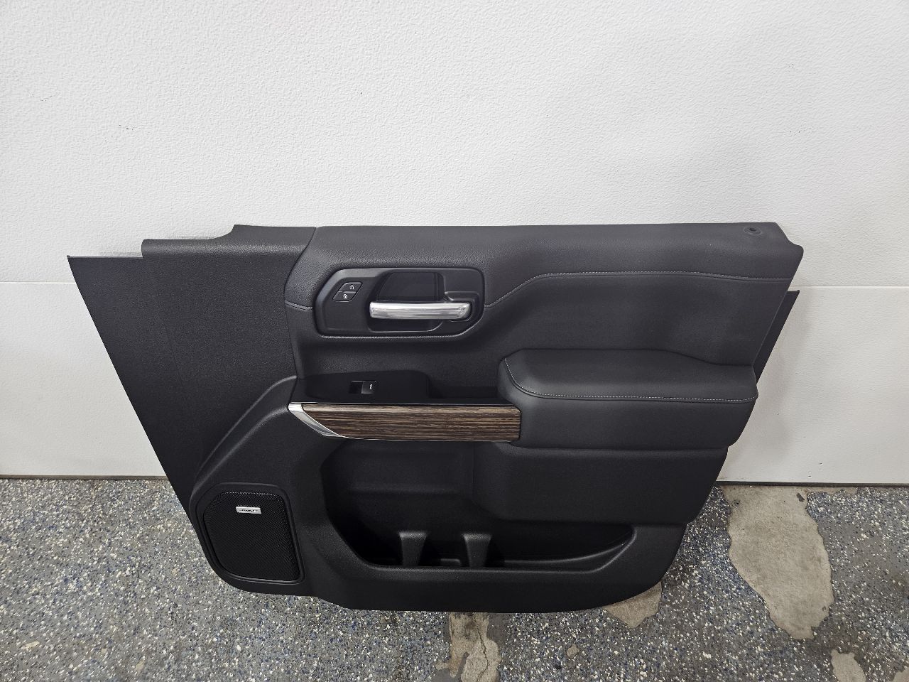 2020 SILVRDO15 FRONT RH DOOR PANEL HIGH COUNTRY BLK 31020 - image 3