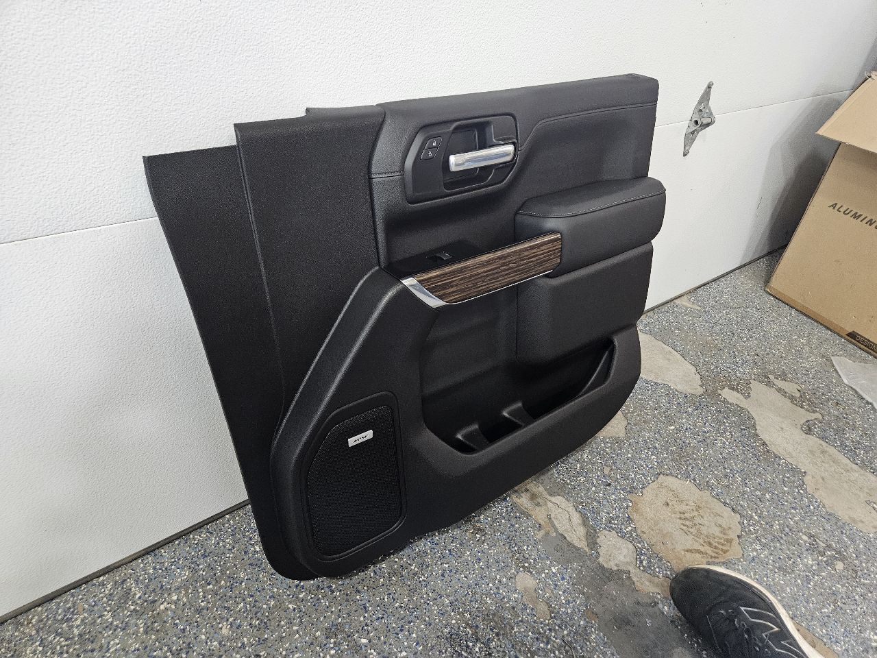 2020 SILVRDO15 FRONT RH DOOR PANEL HIGH COUNTRY BLK 31020 - image 4