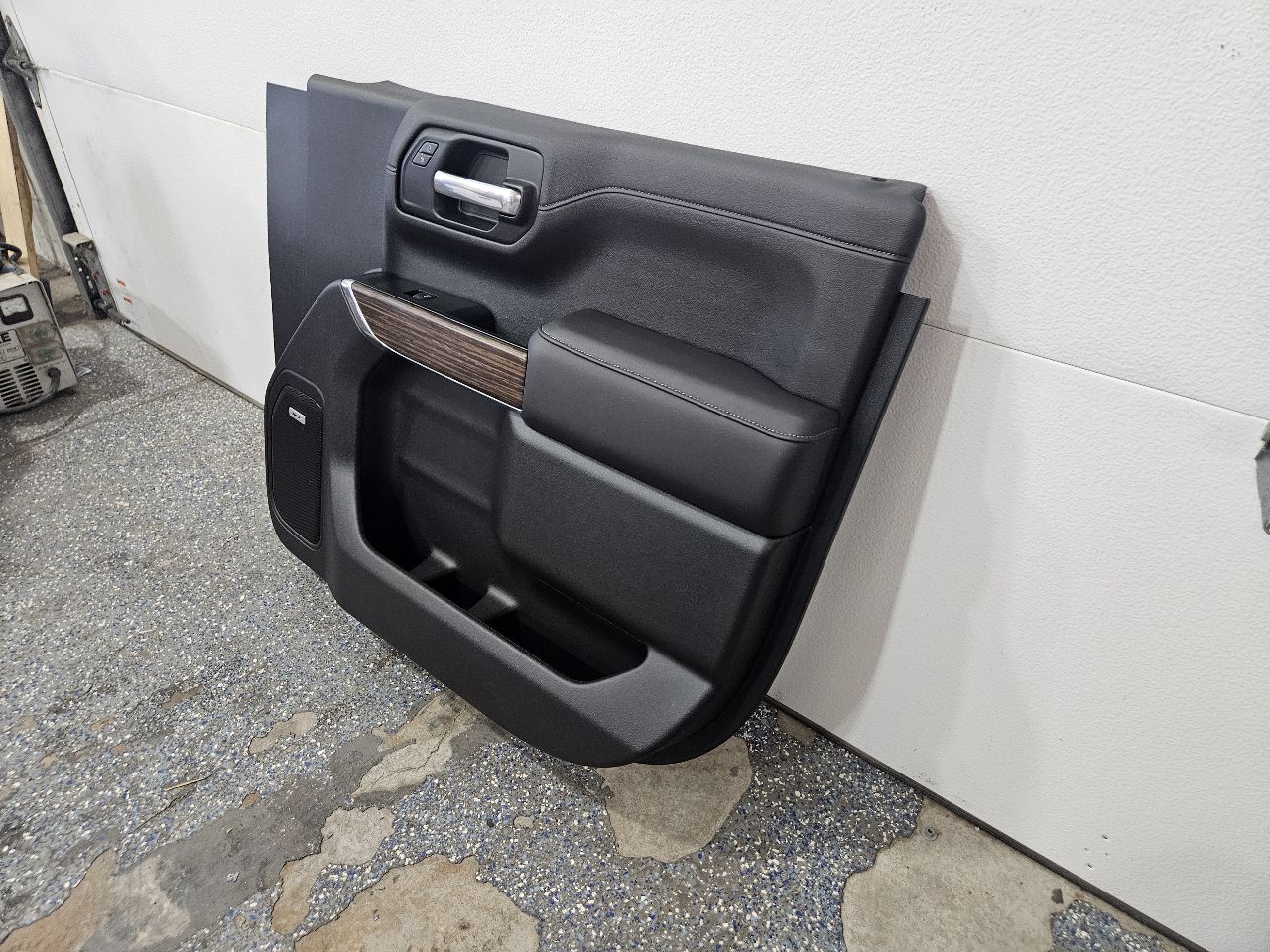 2020 SILVRDO15 FRONT RH DOOR PANEL HIGH COUNTRY BLK 31020 - image 5