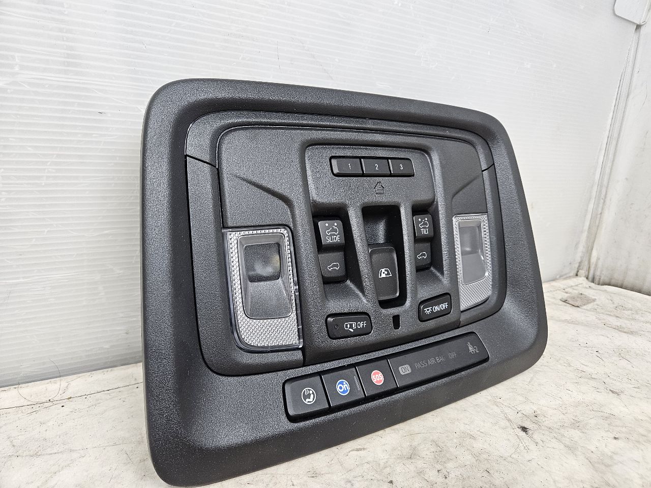 2020 SILVRDO15 OVERHEAD CONSOLE BLACK W/SUNROOF 31073 - image 2