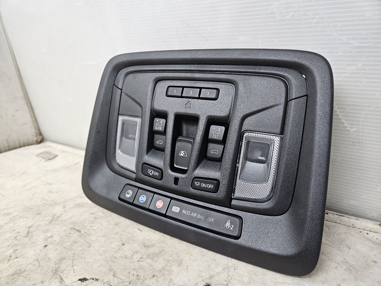2020 SILVRDO15 OVERHEAD CONSOLE BLACK W/SUNROOF 31073 - image 3