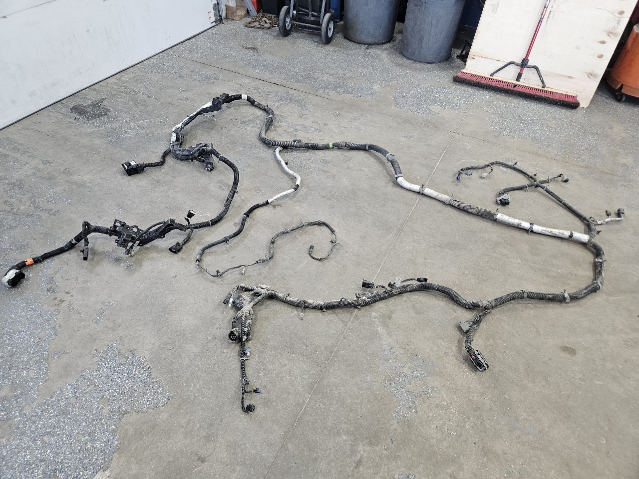 2020 SILVRDO15 CHASSIS FRAME HARNESS 4WD 84765037 31124 - image 2