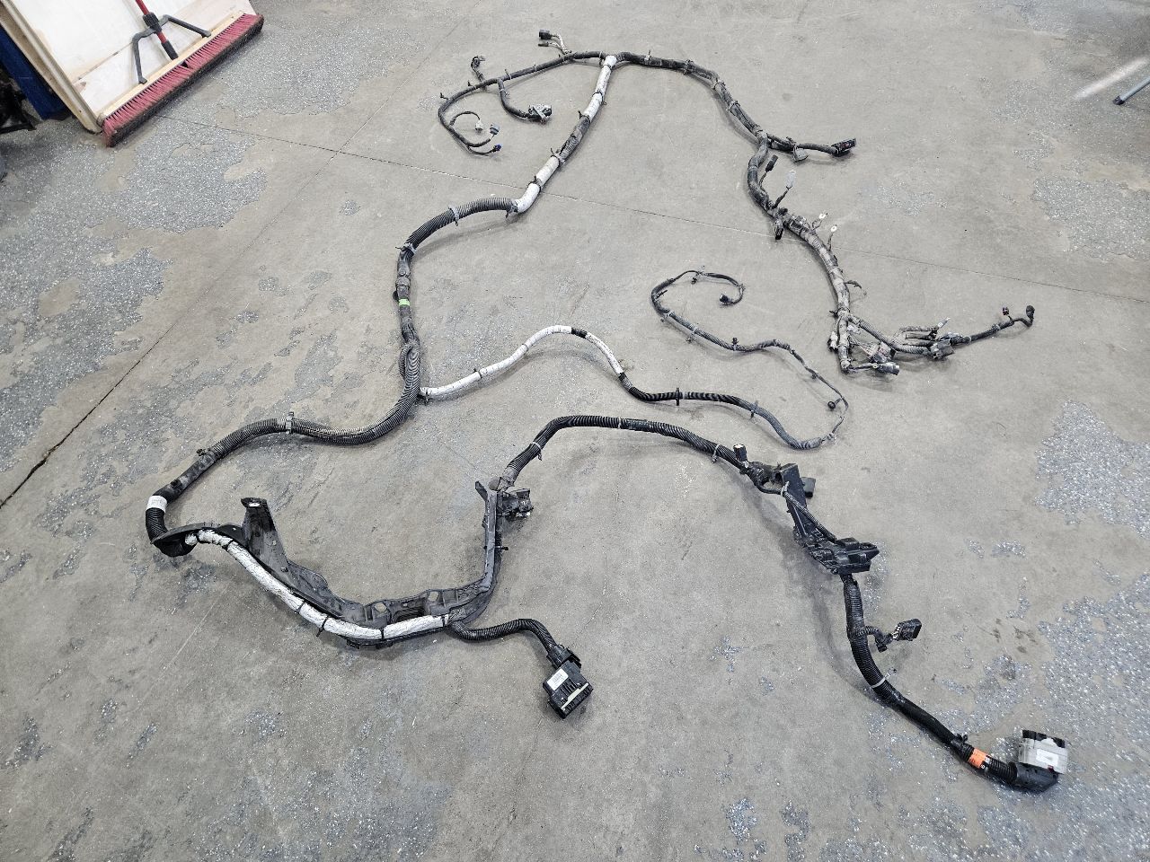 2020 SILVRDO15 CHASSIS FRAME HARNESS 4WD 84765037 31124 - image 4