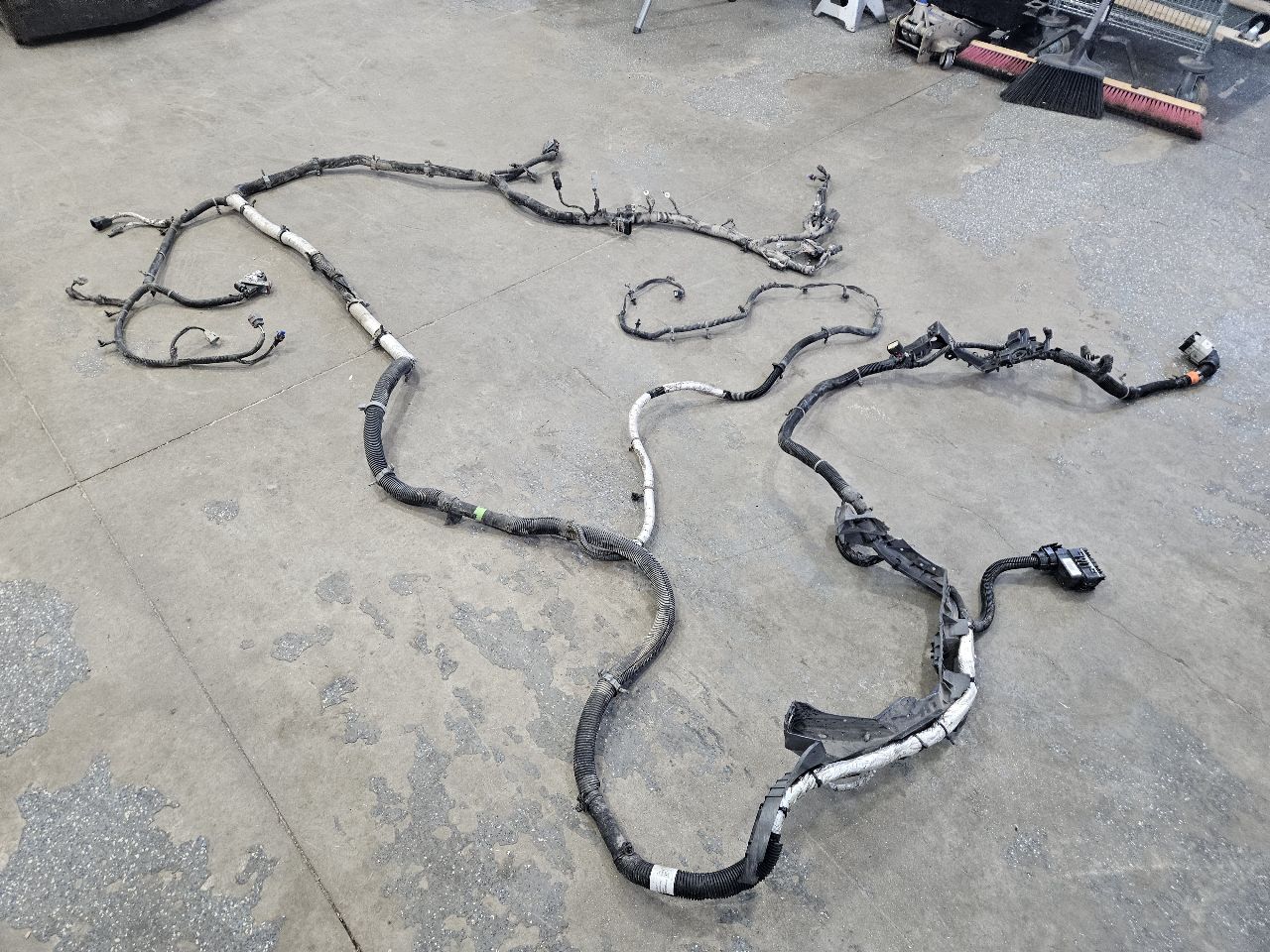 2020 SILVRDO15 CHASSIS FRAME HARNESS 4WD 84765037 31124 - image 5