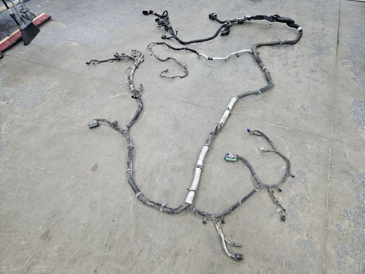 2020 SILVRDO15 CHASSIS FRAME HARNESS 4WD 84765037 31124 - image 7