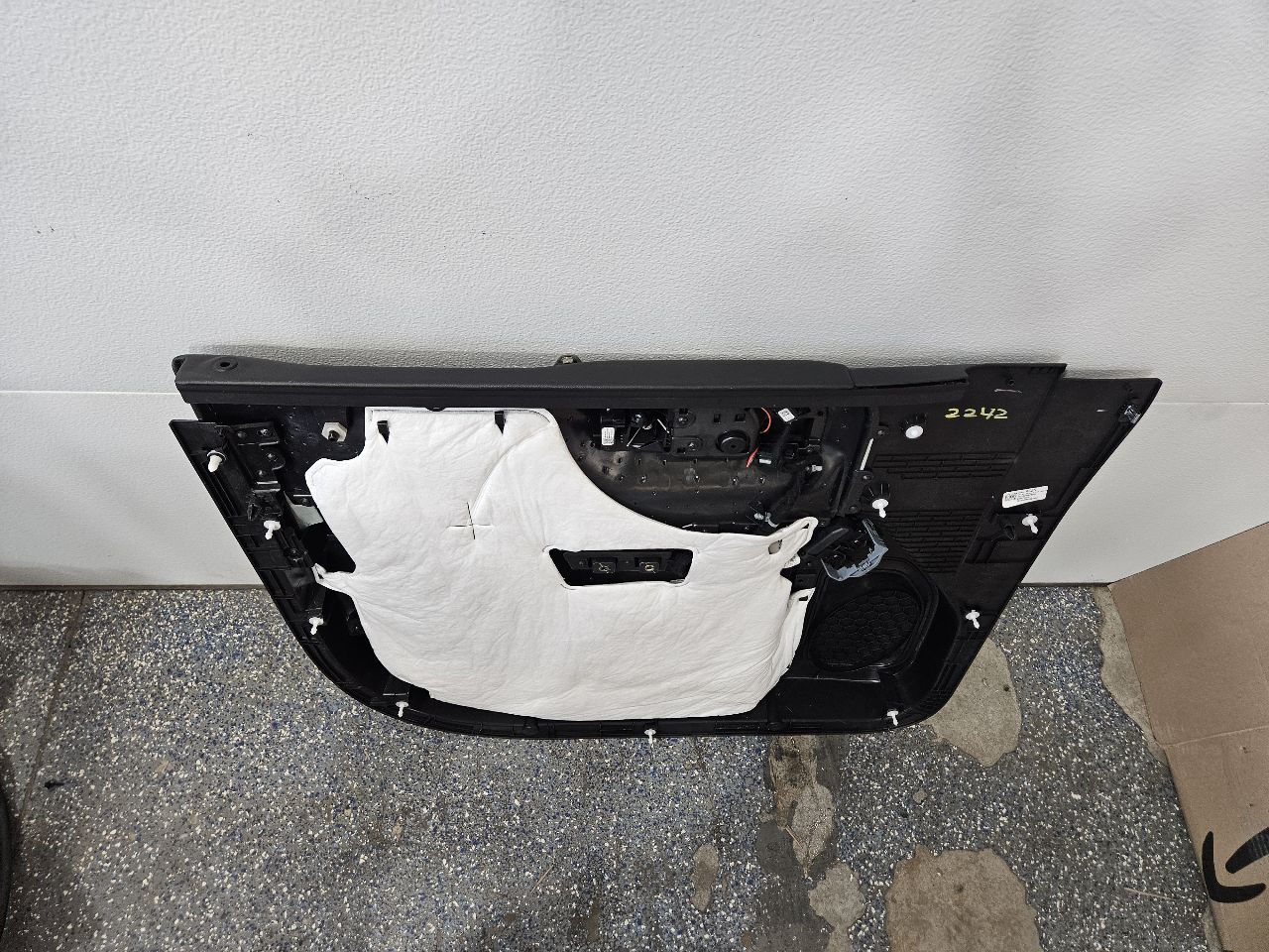 2020 SIERDEN15 FRONT RH DOOR PANEL TRIM DENALI BLAC 31315 - image 7
