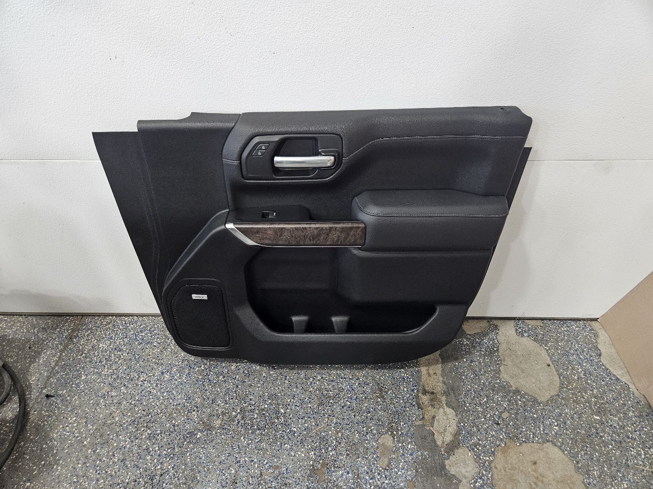 2020 SIERDEN15 FRONT RH DOOR PANEL TRIM DENALI BLAC 31315 - image 1