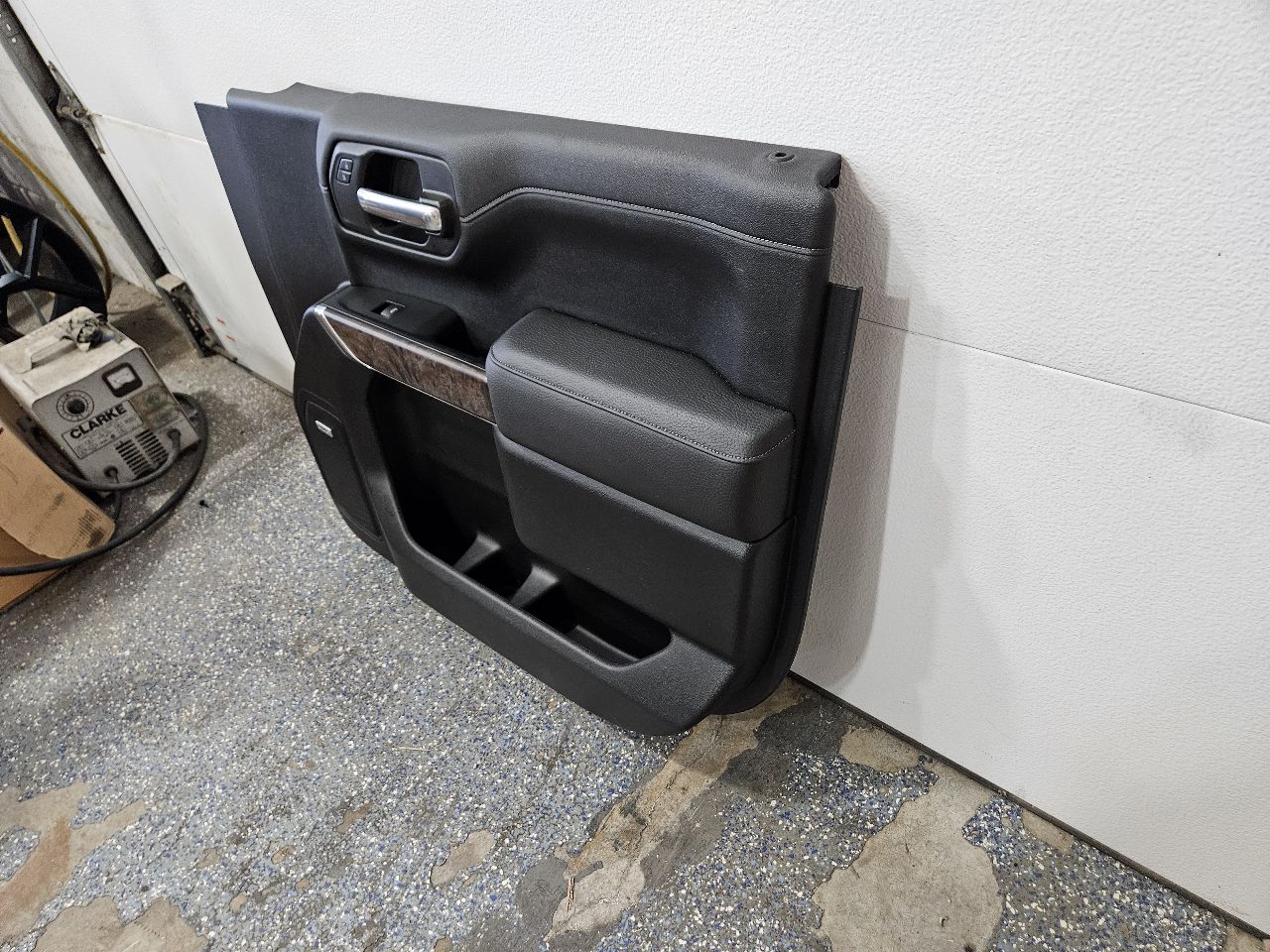 2020 SIERDEN15 FRONT RH DOOR PANEL TRIM DENALI BLAC 31315 - image 3