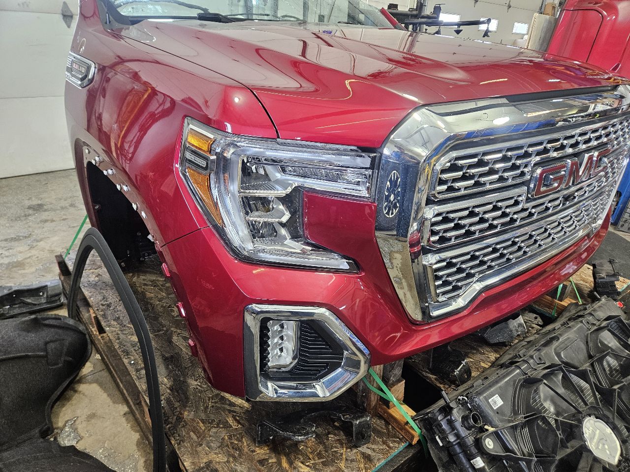 2020 SIERRA DENALI GLORY RED GPJ RH FENDER DENT AT BTM 31325 - image 1