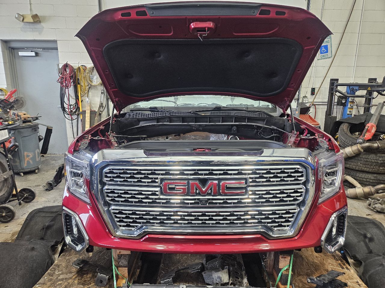 2020 SIERRA DENALI GLORY RED GPJ RH FENDER DENT AT BTM 31325 - image 10