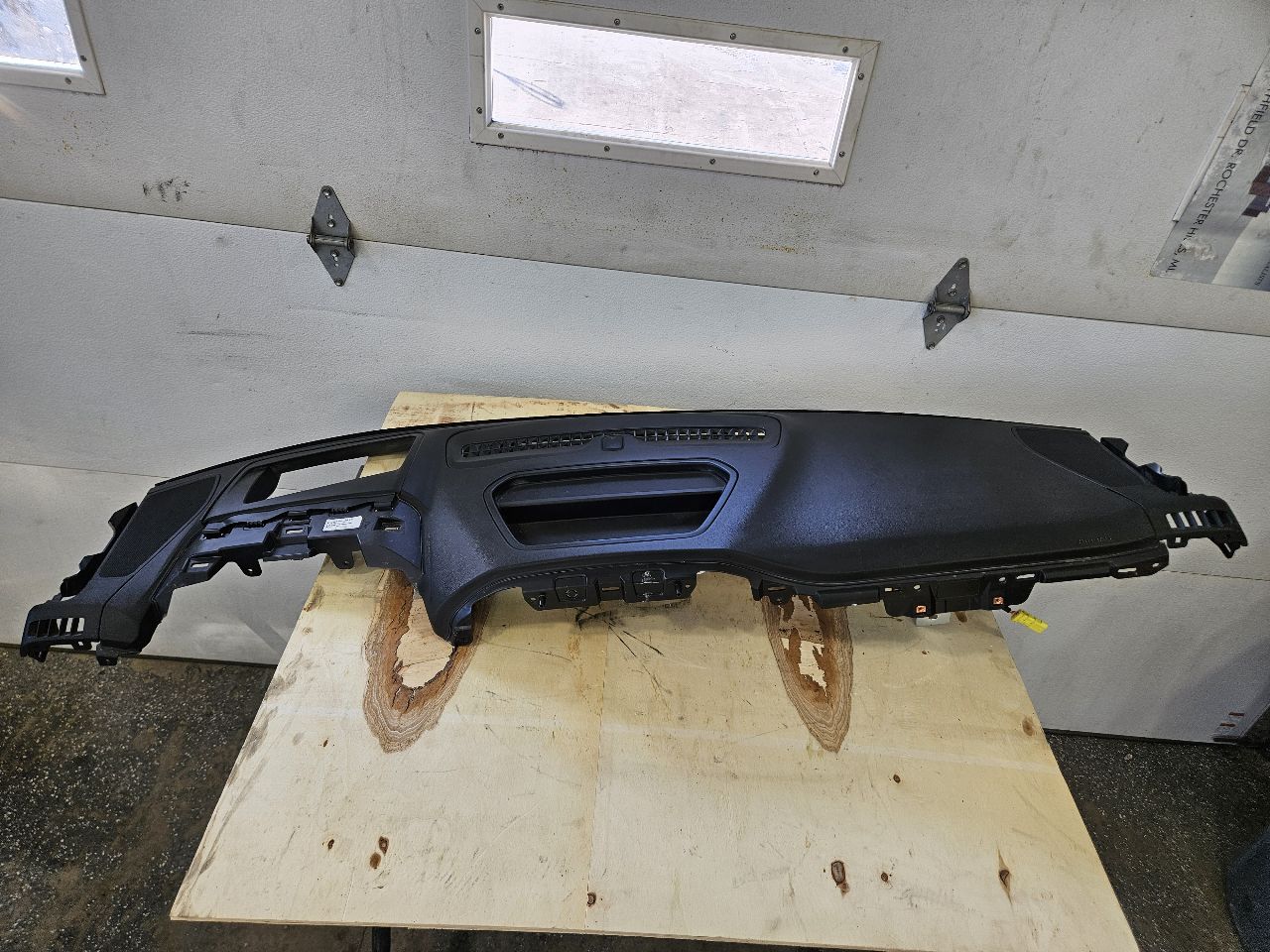 2020 SIERDEN15 DASH PANEL BOARD WITH RH BAG BLACK 31347 - image 1