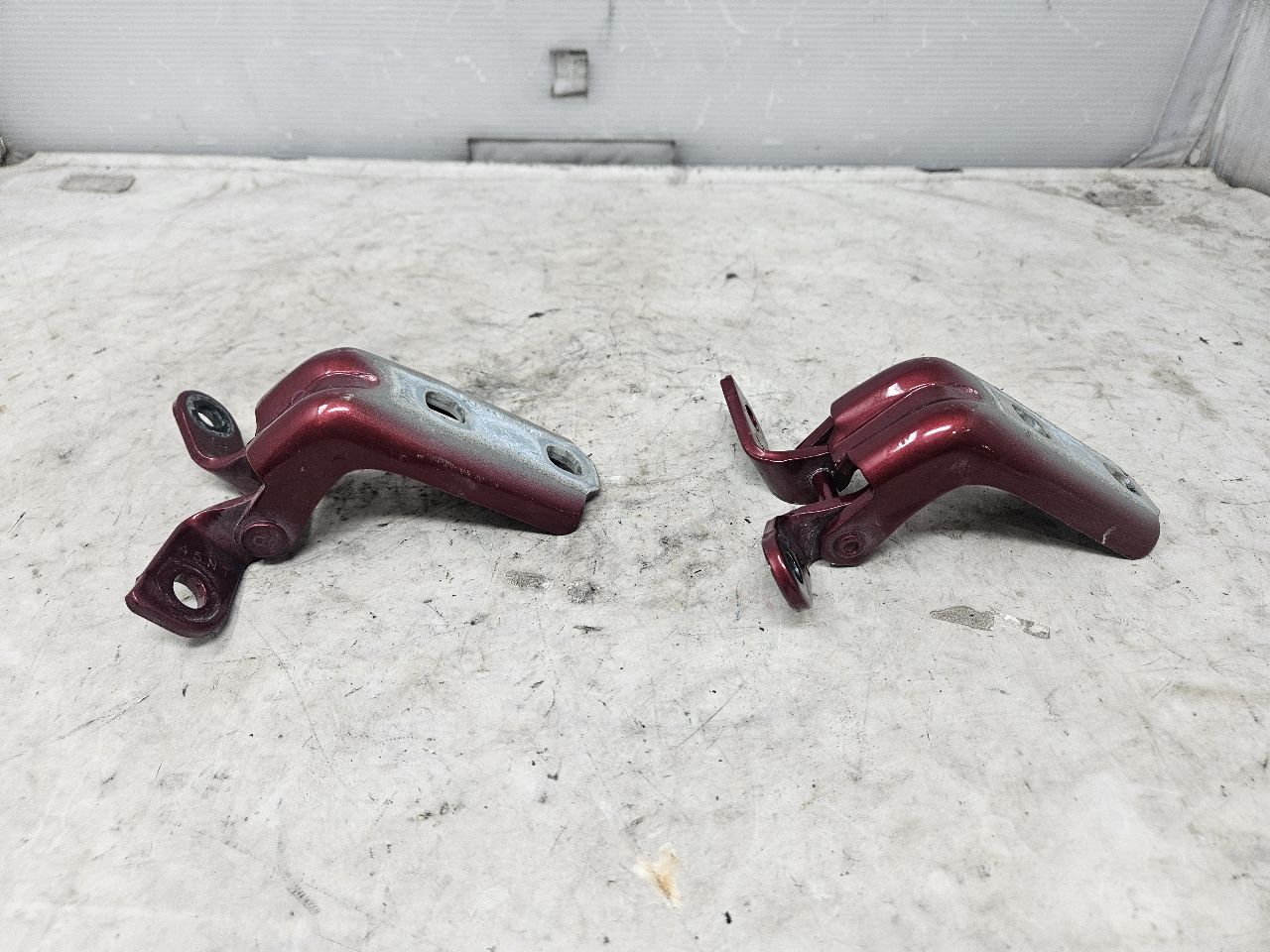 2020 SIERDEN15 FRONT DOOR HINGES UPPER & LOWER RED 31419 - image 1