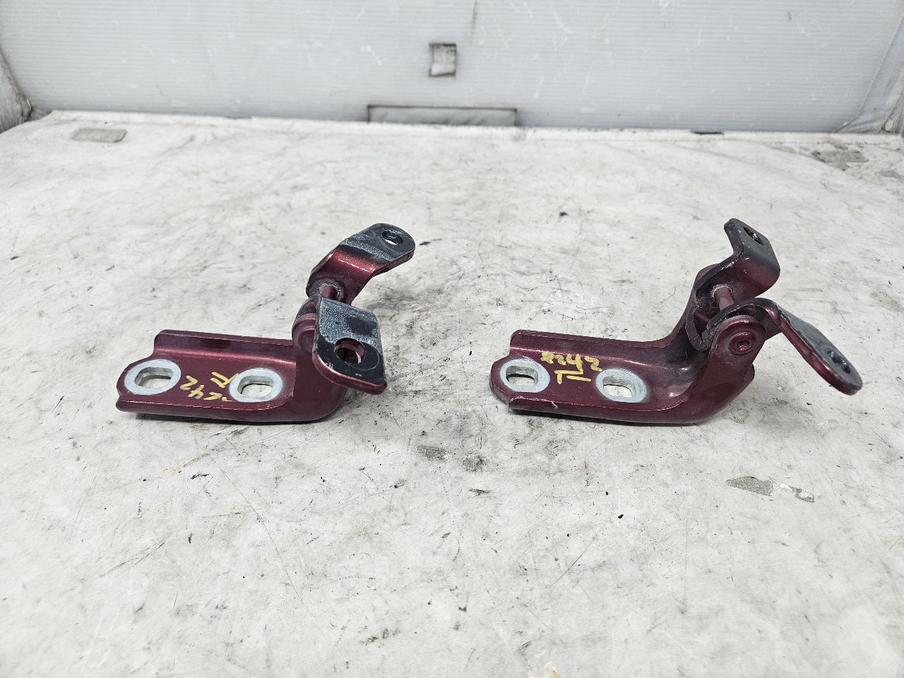 2020 SIERDEN15 FRONT DOOR HINGES UPPER & LOWER RED 31419 - image 2