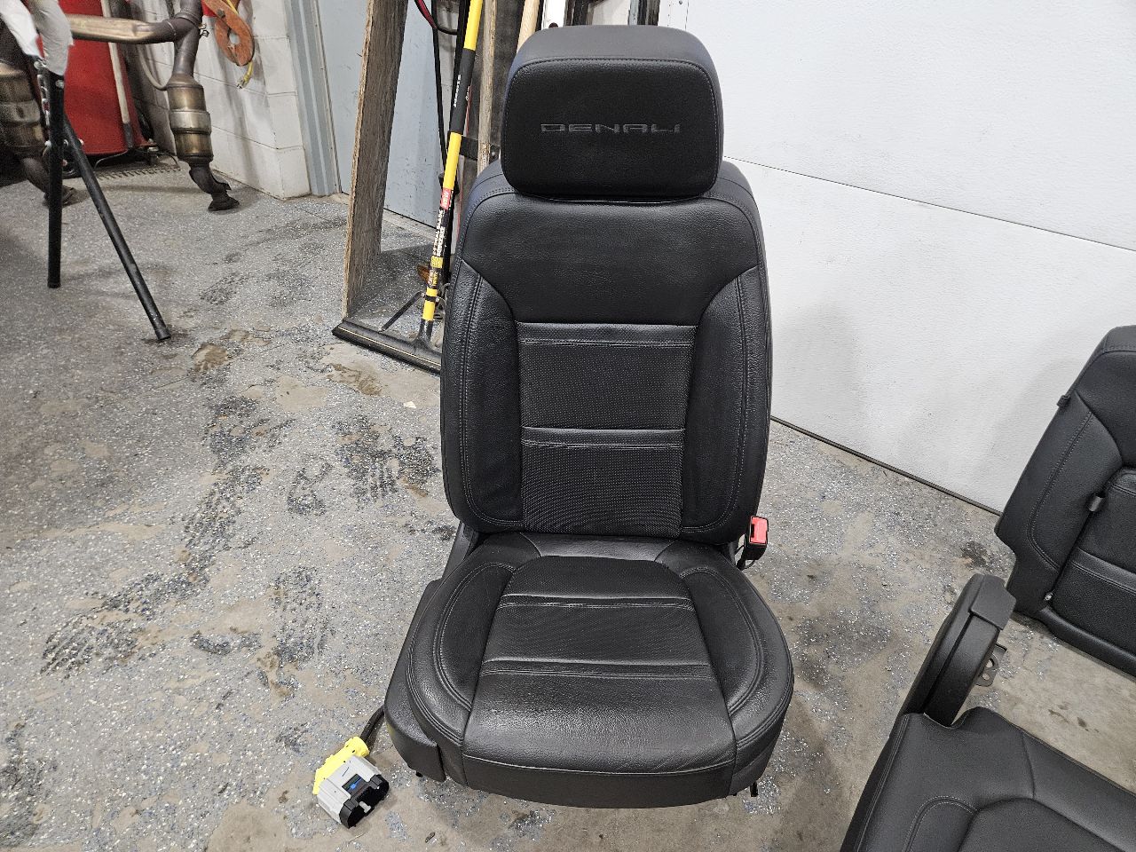 2020 SIERDEN15 DENALI FRONT & REAR SEATS BLACK 31439 - image 8