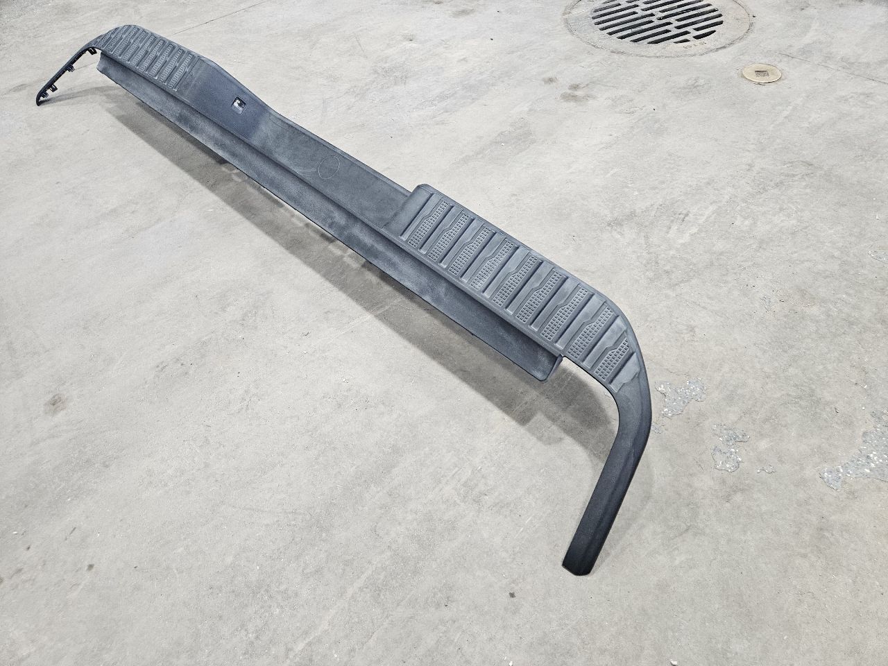 2020 SIERDEN15 REAR BUMPER UPPER STEP PAD ONLY 31528 - image 4