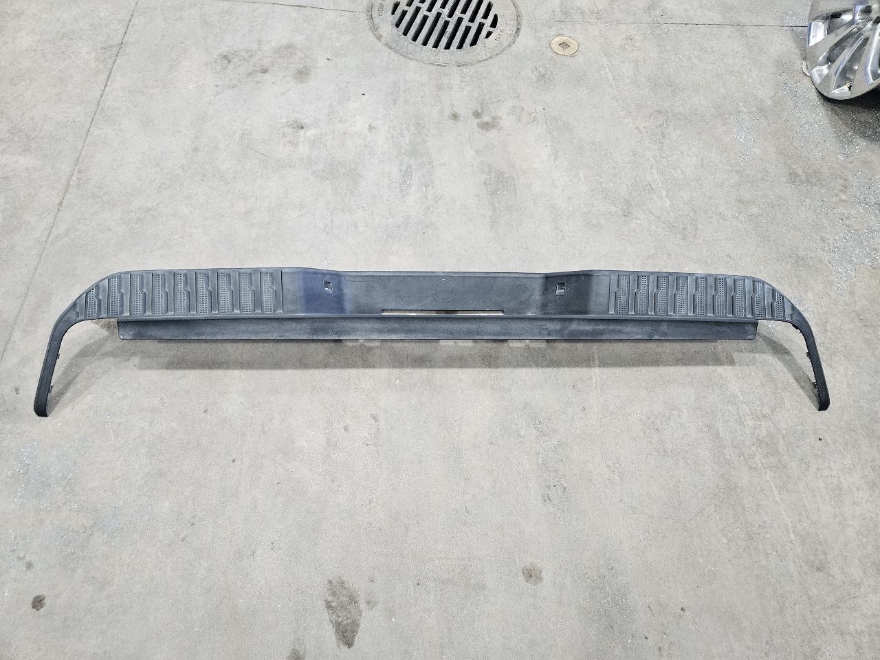 2020 SIERDEN15 REAR BUMPER UPPER STEP PAD ONLY 31528 - image 5