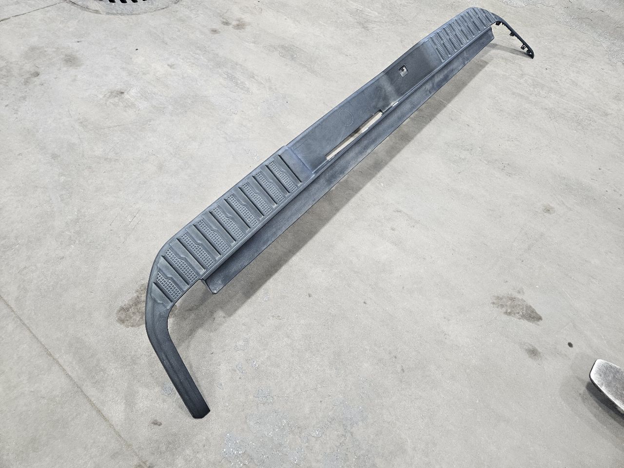 2020 SIERDEN15 REAR BUMPER UPPER STEP PAD ONLY 31528 - image 6