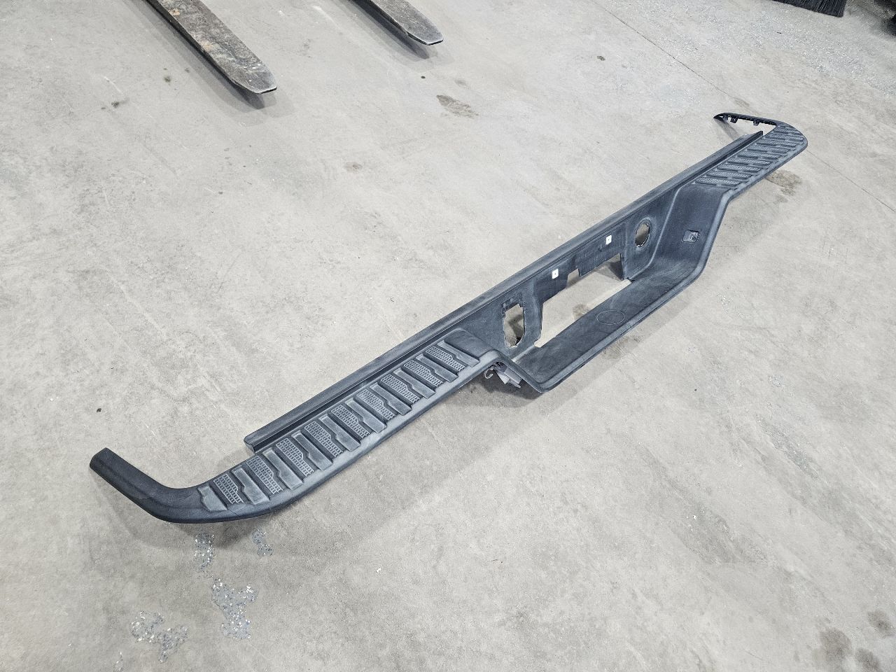 2020 SIERDEN15 REAR BUMPER UPPER STEP PAD ONLY 31528 - image 7