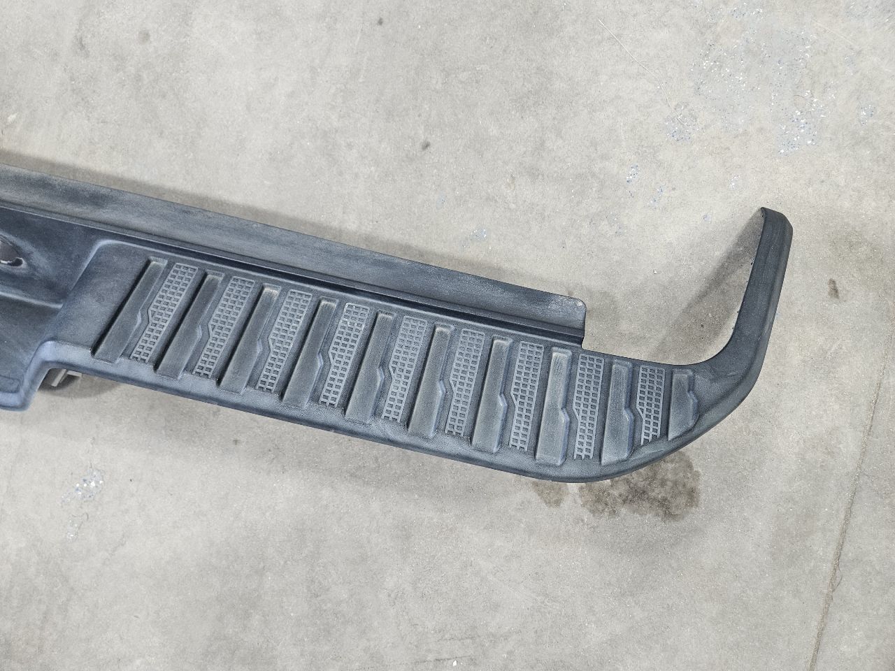 2020 SIERDEN15 REAR BUMPER UPPER STEP PAD ONLY 31528 - image 8