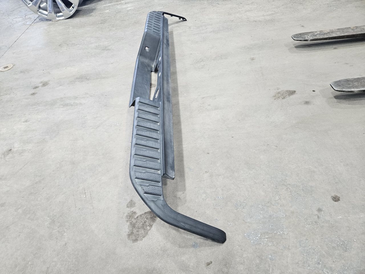 2020 SIERDEN15 REAR BUMPER UPPER STEP PAD ONLY 31528 - image 10