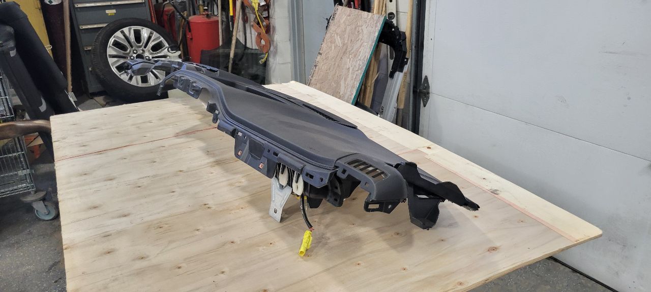2020 SIERDEN15 UPPER DASH PANEL BLACK WITH RH BAG 31599 - image 5