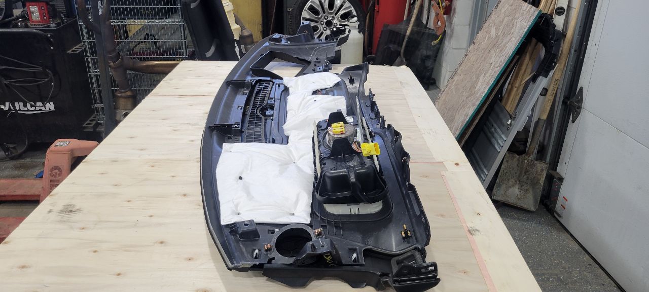 2020 SIERDEN15 UPPER DASH PANEL BLACK WITH RH BAG 31599 - image 9