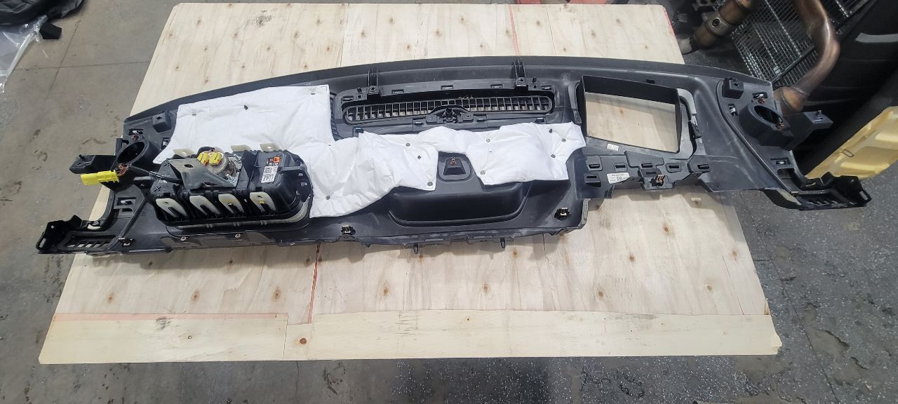 2020 SIERDEN15 UPPER DASH PANEL BLACK WITH RH BAG 31599 - image 12