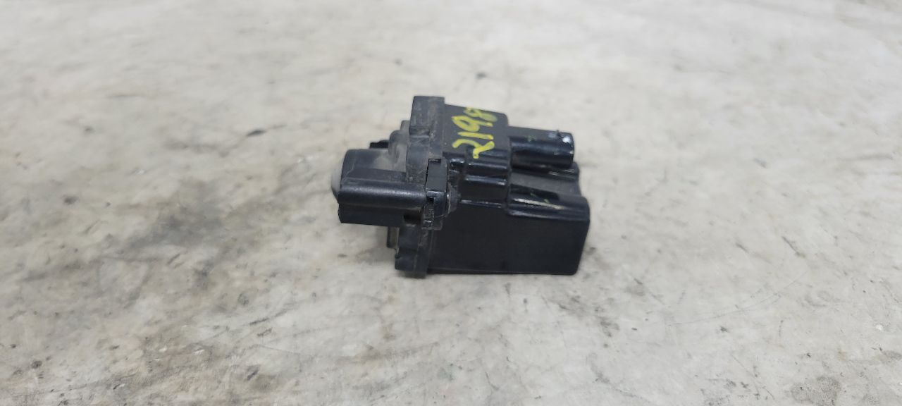 2020 SILVRDO15 TAIL GATE COURTESY LAMP 84400186 31606 - image 3