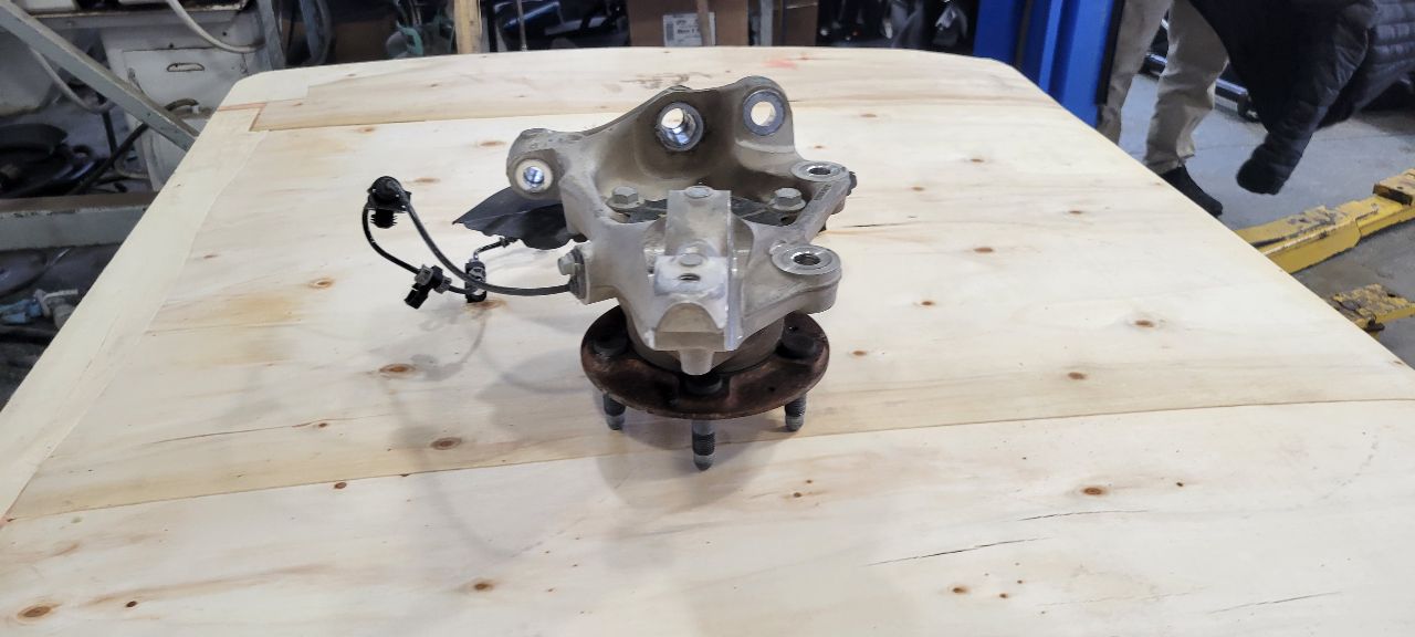 2021 CAMARO LH DRIVER FRONT SPINDLE W/HUB 10K 31625 - image 4