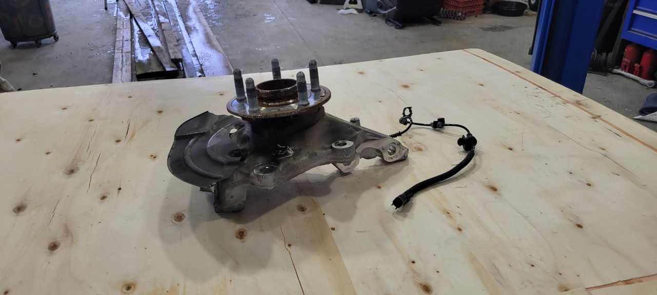 2021 CAMARO LH DRIVER FRONT SPINDLE W/HUB 10K 31625 - image 10