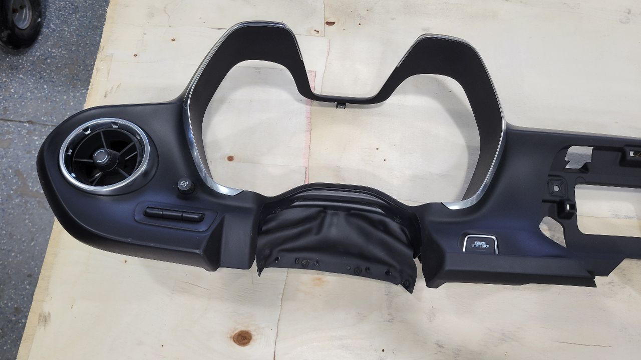 2021 CAMARO DASH CLUSTER RADIO BEZEL TRIM 31642 - image 3