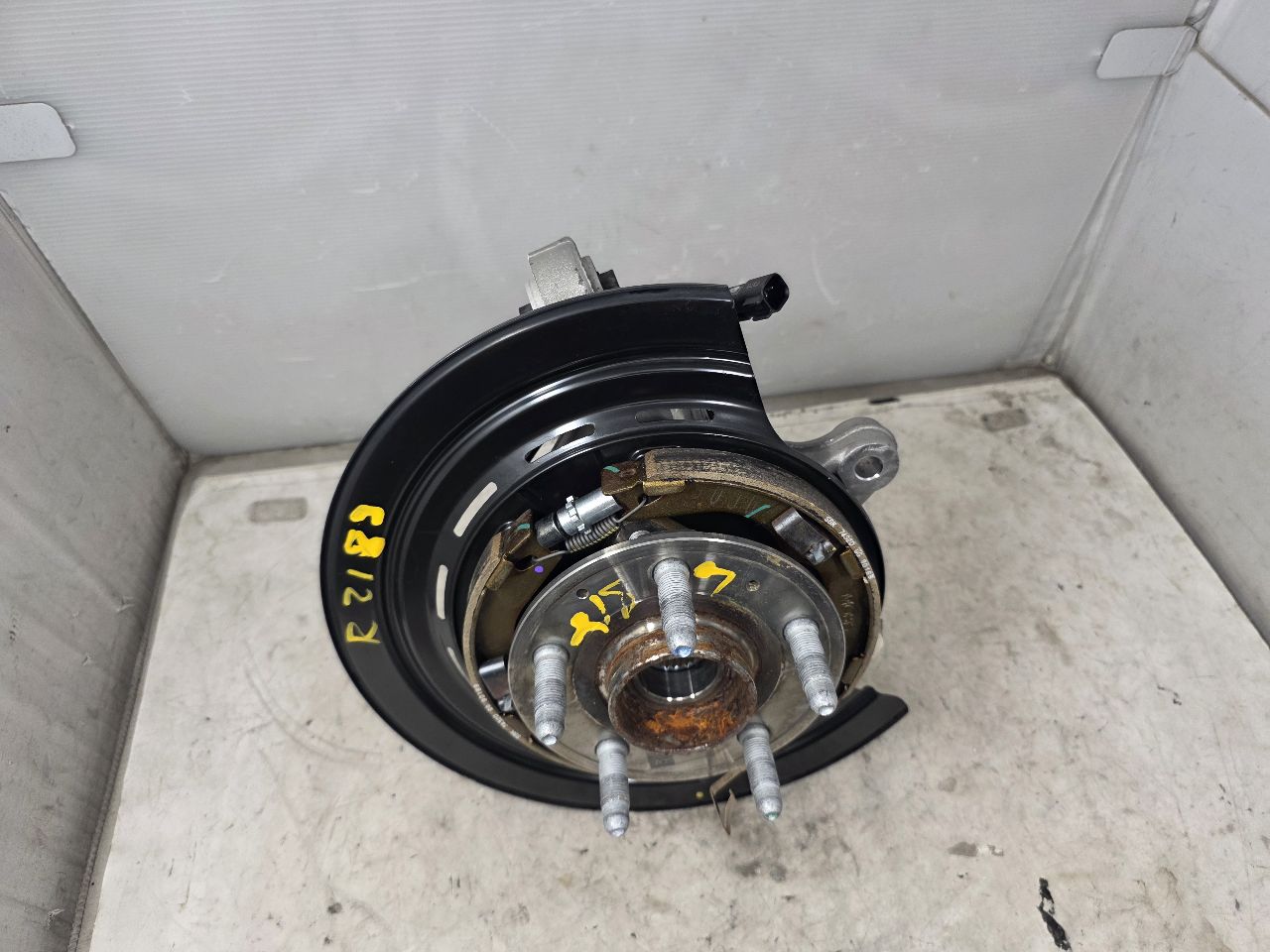 2021 CAMARO RH PASSENGER REAR SPINDLE SS 1LE 10K 31701 - image 2