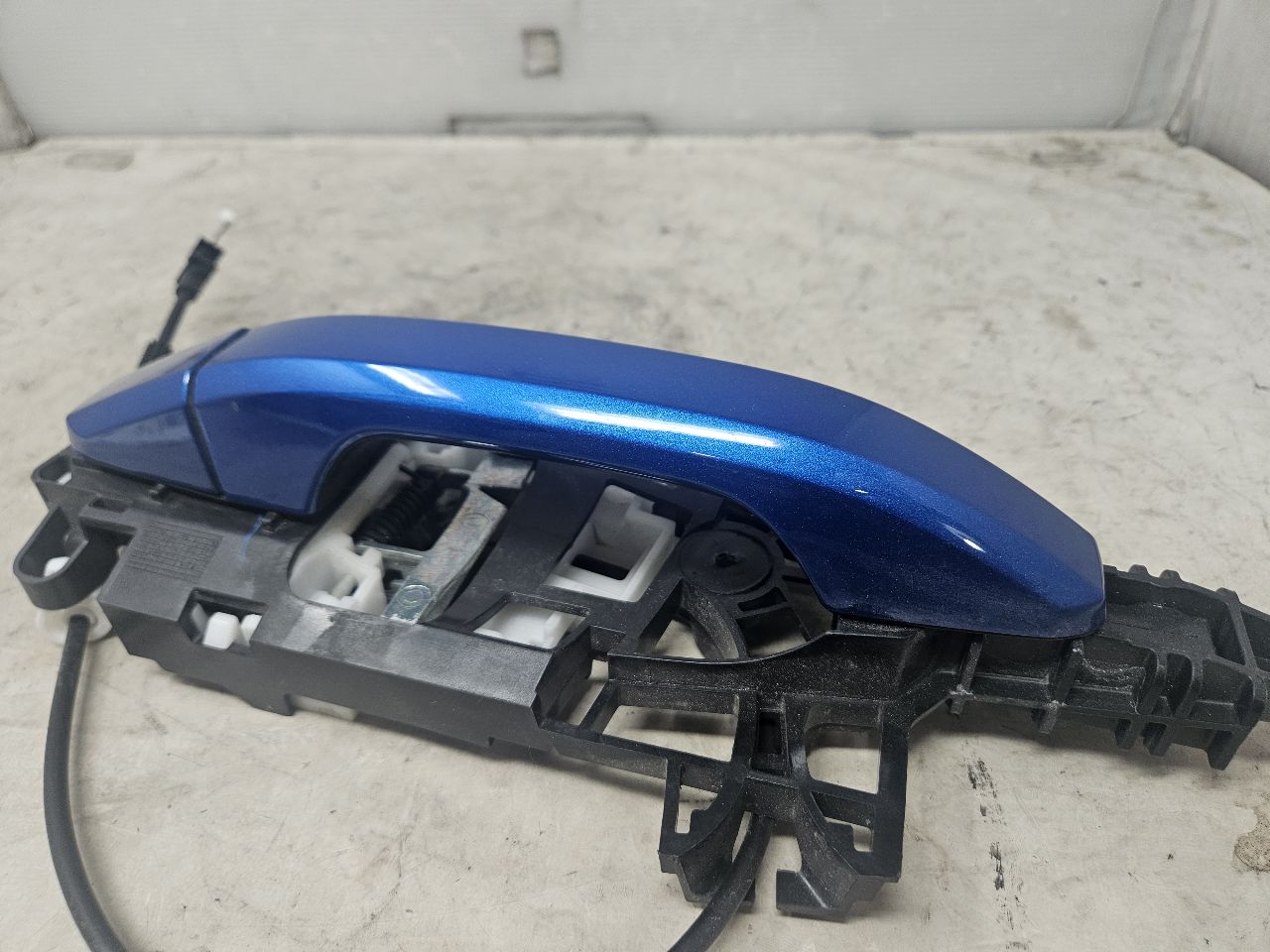 2023 SIERRA150 LH REAR DOOR HANDLE POW ZINGA BLUE 31725 - image 3