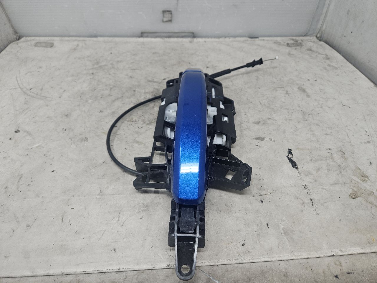 2023 SIERRA150 LH REAR DOOR HANDLE POW ZINGA BLUE 31725 - image 4
