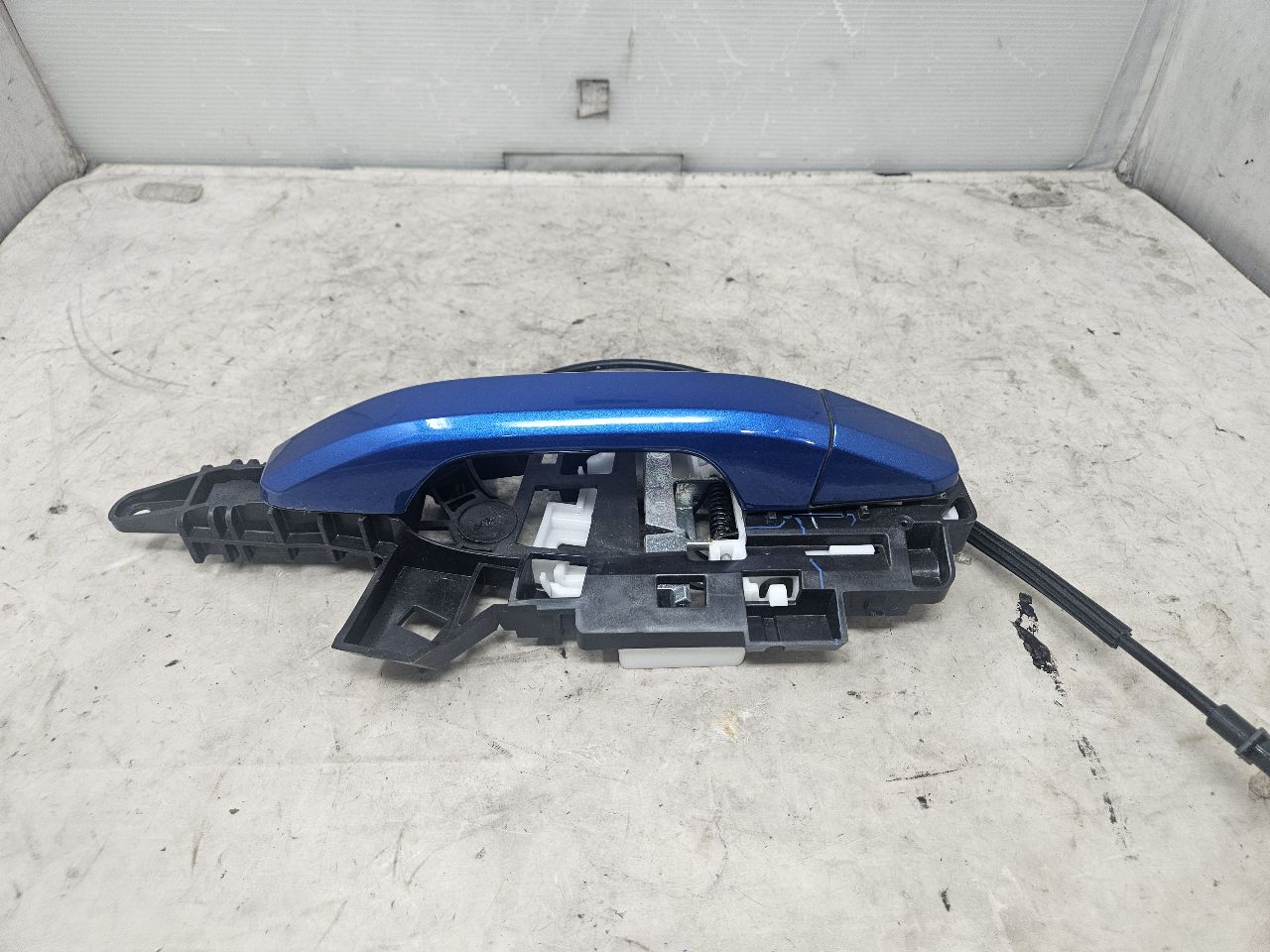 2023 SIERRA150 LH REAR DOOR HANDLE POW ZINGA BLUE 31725 - image 5