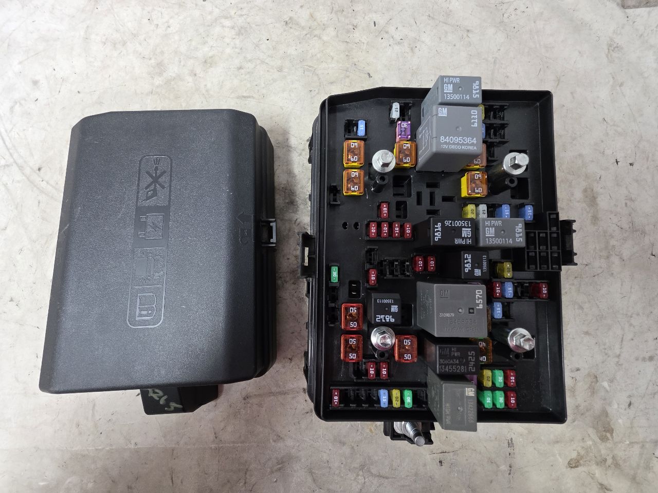 2024 SILVRDO15 ENGINE BAY FUSE BOX 87832673 31762 - image 1