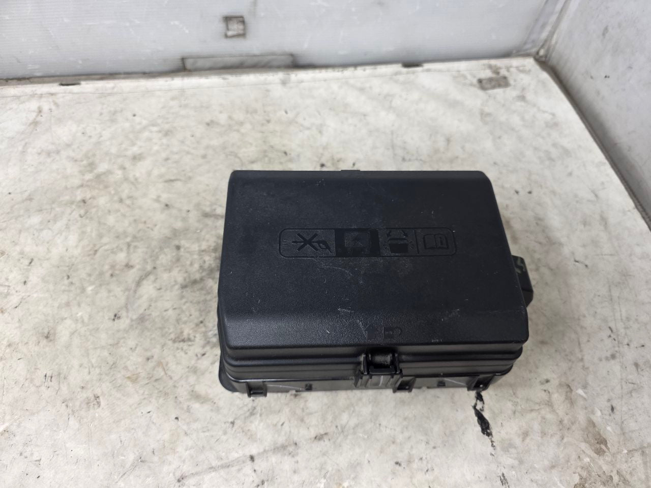 2024 SILVRDO15 ENGINE BAY FUSE BOX 87832673 31762 - image 6