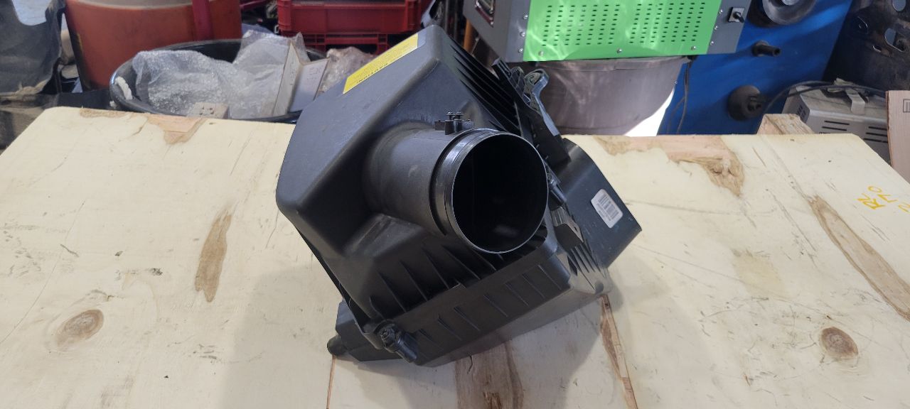 2024 SILVRDO15 OEM AIR INTAKE BOX FILTER HOUSING 31781 - image 4
