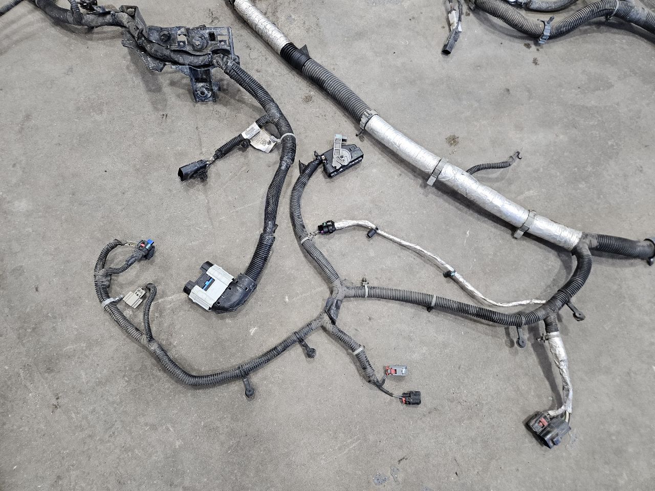 2024 SILVRDO15 ZR2 AT4X FRAME WIRE HARNESS 86582731 31786 - image 6