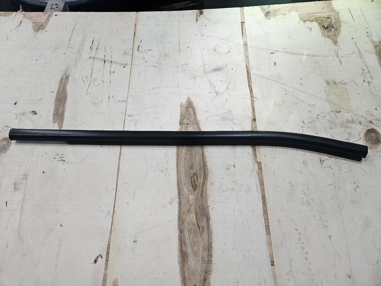 2024 SILVRDO15 RH REAR LOWER REVEAL MOLDING BLACK 31787 - image 4