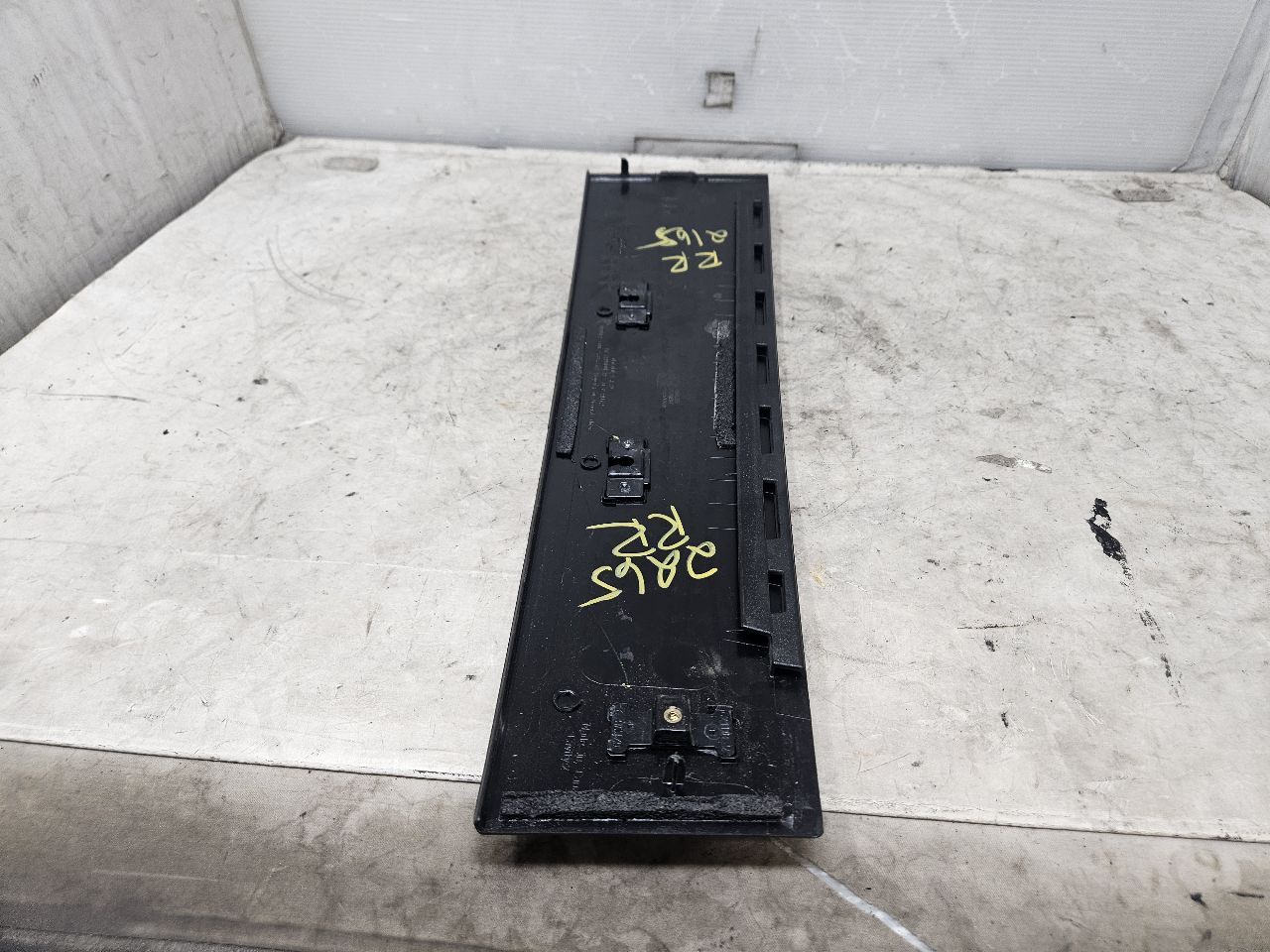 2024 SILVRDO15 RH REAR DOOR APPLIQUE TRIM 84945509 31788 - image 5