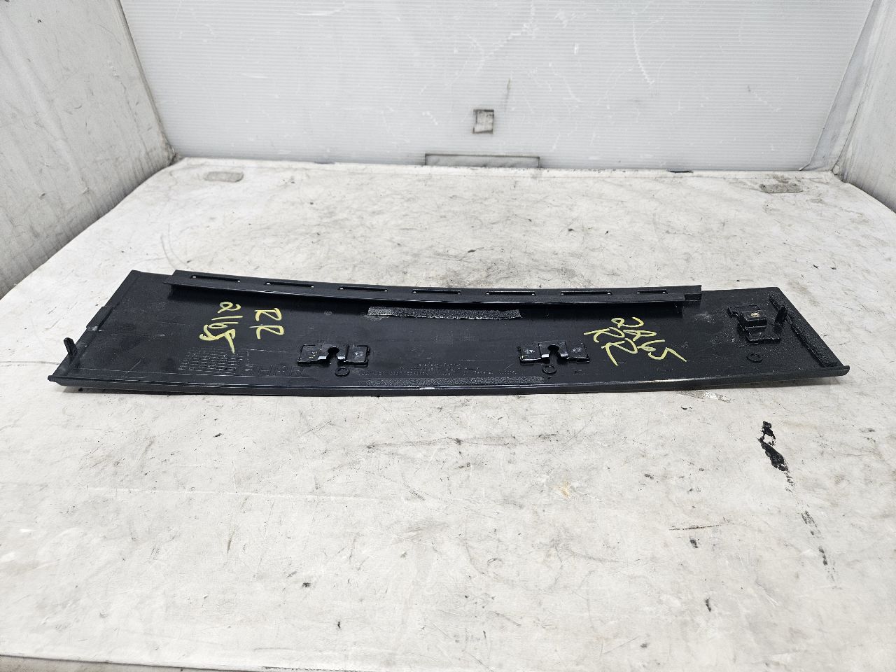 2024 SILVRDO15 RH REAR DOOR APPLIQUE TRIM 84945509 31788 - image 6