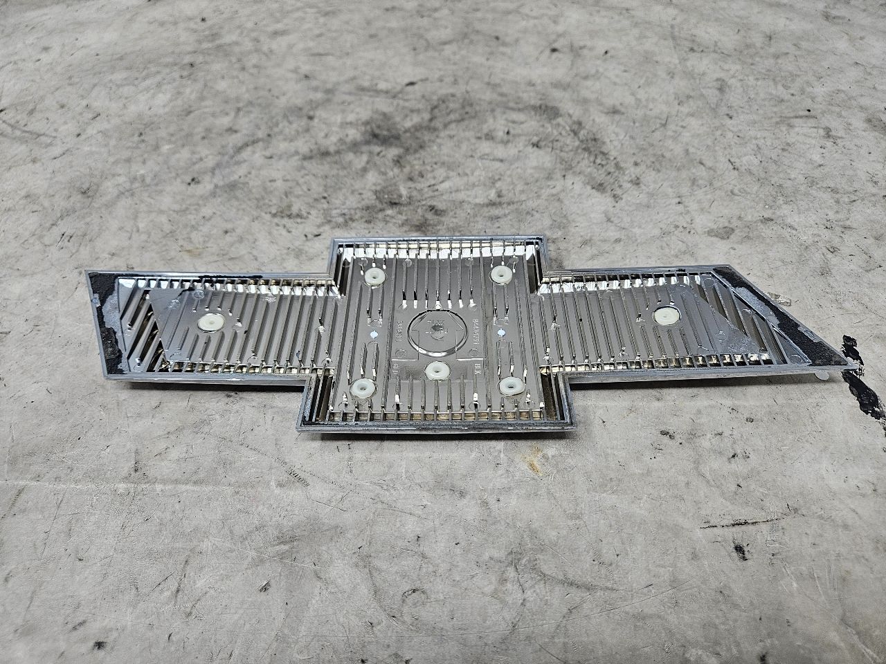 2024 SILVRDO15 OEM TAILGATE BOWTIE EMBLEM BLACK 31790 - image 1