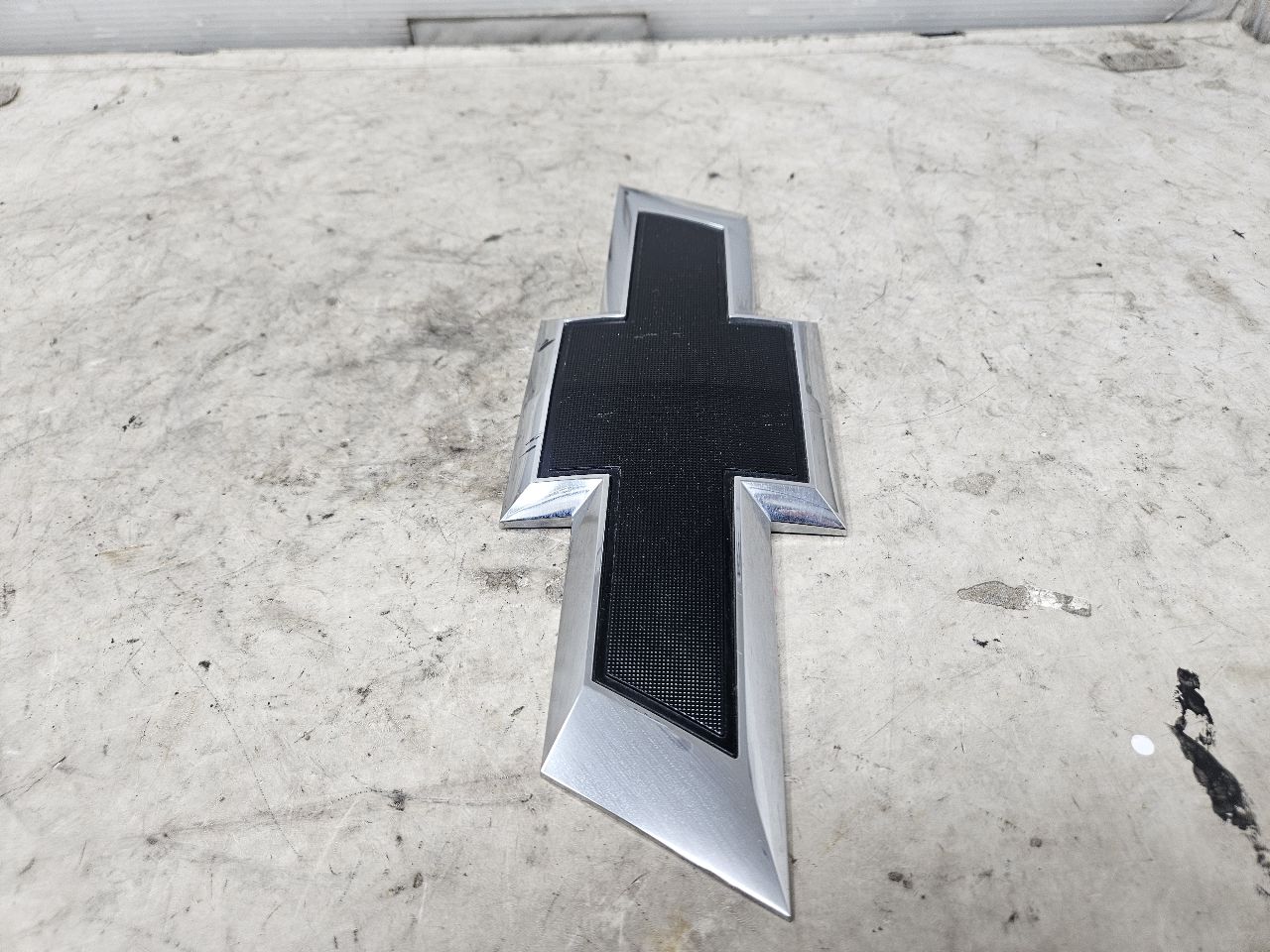 2024 SILVRDO15 OEM TAILGATE BOWTIE EMBLEM BLACK 31790 - image 3