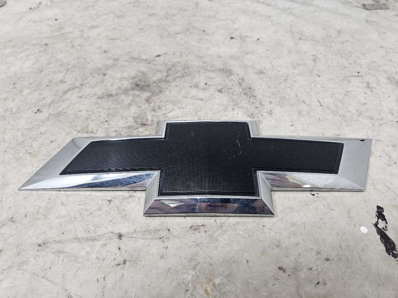 2024 SILVRDO15 OEM TAILGATE BOWTIE EMBLEM BLACK 31790 - image 4